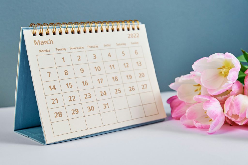 Calendar and flowers close up